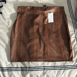 ⭐️NWT WINDSOR SNAKESKIN SKIRT SIZE L ⭐️